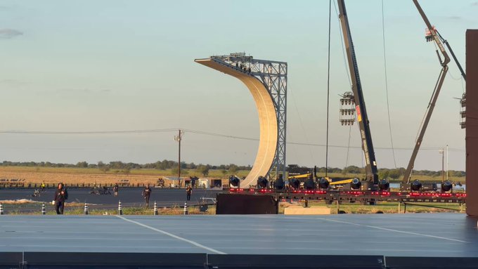 Elon Musk ha creado el COCHE FANTÁSTICO. El nuevo Tesla Roadster habla, conduce solo y... VUELA.