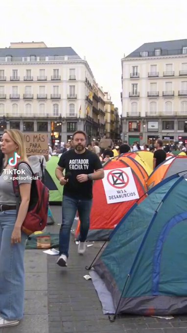 La IA nos permite imaginar cómo sería tener a Juan Ramón Rallo entrevistando a gente en la acampada de Sol.